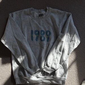 Taylor Swift 1989 crewneck sweatshirt, size medium